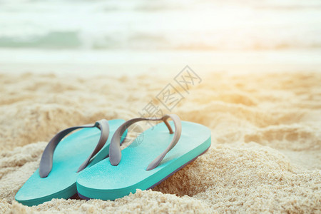 海滩上拖鞋背景图片