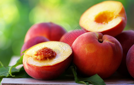 乡村农业成熟的桃子和桌上切片种图片