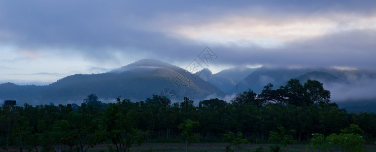 顶峰泰国白梅洪森山PaiMaehongson的晨雾覆盖山排假期图片