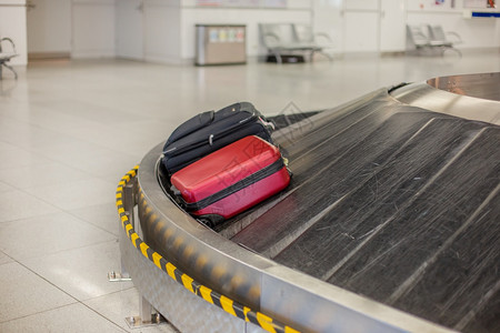 假期在机场丢失行李分拣机场传送带上的行李机场丢失传送带上的行李门到达图片
