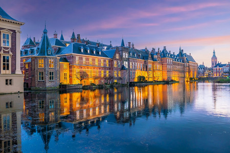 历史夜晚荷兰议会城市风景在荷兰海牙市中心天线日落时在荷兰的海牙池塘图片