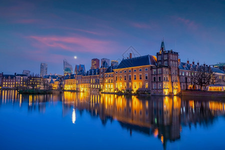 荷兰议会城市风景在荷兰海牙市中心天线日落时在荷兰的海牙历史地标天际线图片