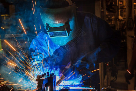 工业人在厂中焊接连训练有素技术图片