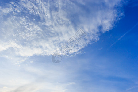 多云的蓝色天空中白毛云季节阳光图片