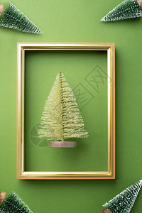 圣诞快乐贺心绿的圣诞树配有绿色奢华背景生活节庆祝概念的金框架装饰品假期展示图片