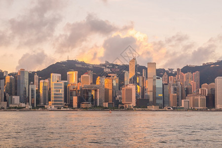 城市摩天大楼日落时维多利亚港和香天际的全景商业图片