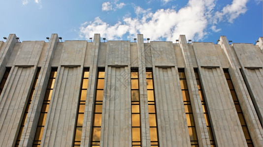 乌克兰基辅蓝天空背景的现代公共艺术馆顶楼乌克兰基辅城市的期刊云图片