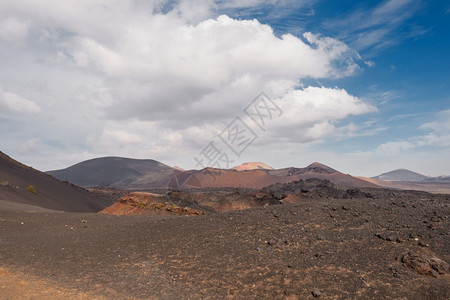 岩石游客西班牙金萨罗特兰岛蒂曼法亚公园的神奇火山景观和熔岩沙漠土地图片
