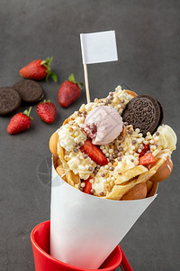 食物带冰淇淋水果巧克力酱和多彩糖果的红公或泡松饼时髦的香草图片