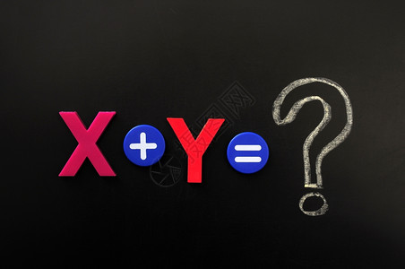 加黑板上xY的数学公式粉笔理论图片