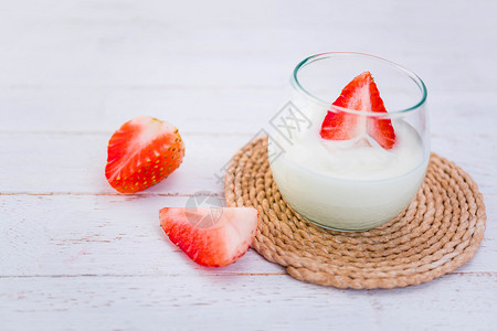 奶油有机的原味酸奶在白木背景上用清玻璃的新鲜草莓健康图片