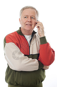 移动的衬衫高年男子在手机上聆听和微笑自然图片