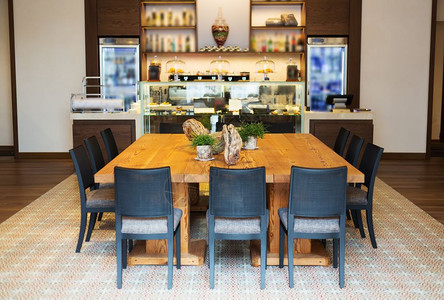 一种大家族咖啡馆的木桌优质展示背景图片