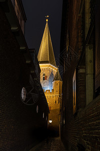 夜间在Zutphen的Drogenaps市大门塔欧洲街道墙图片