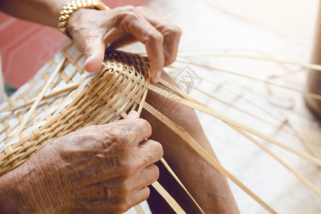 自然粗糙的高人手工编织竹子艺图片