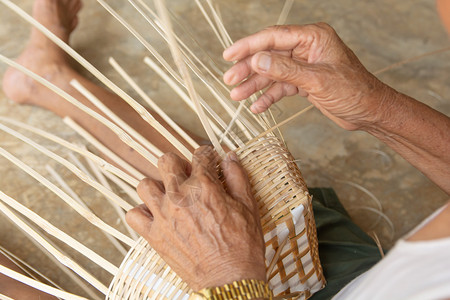 简单的女自然高人手工编织竹子图片
