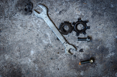 地面上的机动车修理工具插座机械的铬合金图片