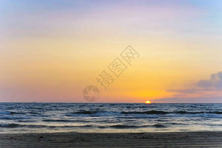 海边的夕阳天空是紫色夕阳天空是紫色海边夕阳粉色户外海浪图片