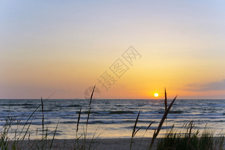 假期海边的夕阳天空是紫色夕阳天空是紫色海边夕阳地平线光图片