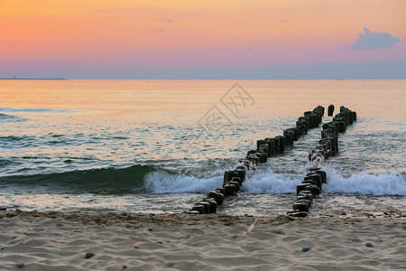 海边的夕阳天空是紫色夕阳天空是紫色海边夕阳云美丽夏天图片