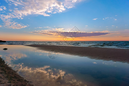 湖海浪风景优美边的夕阳天空是紫色夕阳天空是紫色海边夕阳图片