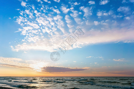 美丽的海边夕阳天空是紫色夕阳天空是紫色海边夕阳太平洋云图片