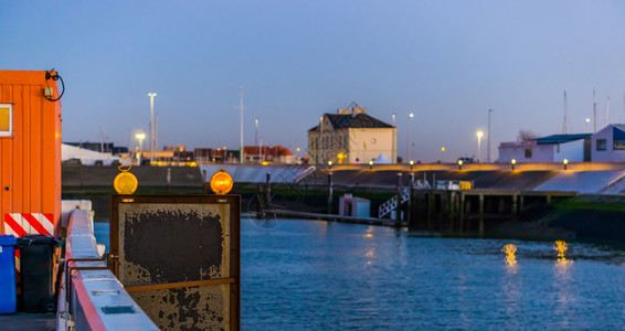 在比利时流行城市布兰肯伯格港的船上挂着警示灯亮起地标码头建筑物图片