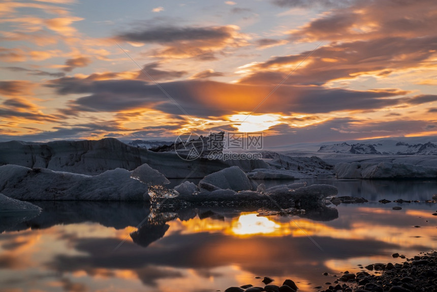 结石地标冰岛JokulsarlonJokulsarlon冰川环礁湖的多彩日落冰岛图片