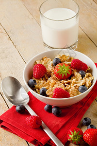 清除液体以玉米片浆果和鲜奶制成的美味早餐照片格兰诺拉麦图片