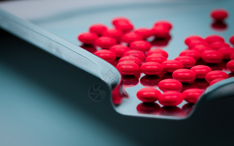 药物丸治疗不锈钢药托盘上红色圆糖涂层片的宏图集图片