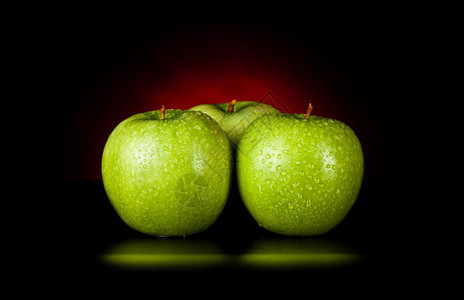 团体降低可口以红光显示的苹果在黑色上被隔绝图片
