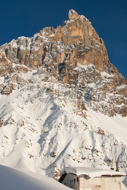 日照金山的雪山图片