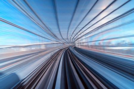 在日本东京隧道之间移动的横滨线东京日式本列火车上的动态模糊了潮流运动的向曼谷快速地追踪图片