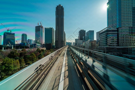 在日本东京市风景Odaiba地区从Yurikamome光轨一线到Odaiba地区的东京建筑火车桥美国图片
