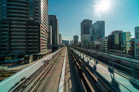 速度过境在日本东京市风景Odaiba地区从Yurikamome光轨一线到Odaiba地区的东京建筑路图片