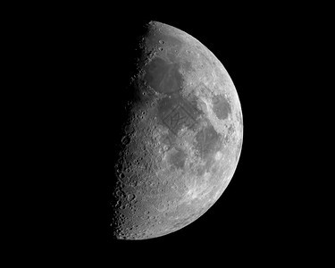 近距离拍摄的月蚀在黑色背景上被孤立了黑背景上被孤立了月食切拍到新满的光图片