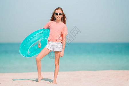 夏天可爱的小女孩在海滩玩耍图片