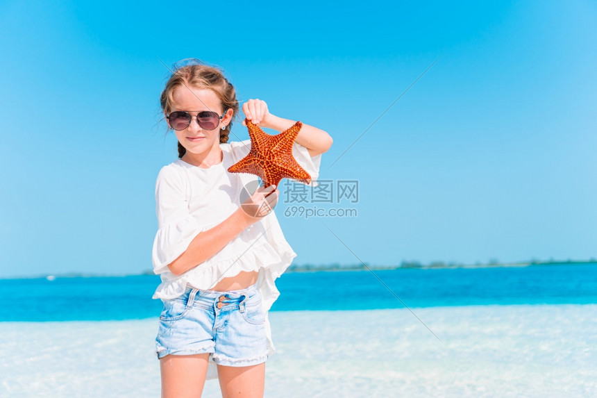 夏日可爱小女孩在海边玩耍图片