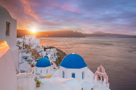 吸引力城市景观旅游圣托里尼岛奥亚镇城市景色希腊日落时全景图片