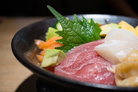 黑碗中新鲜的生鱼片吃开胃菜日本高清图片