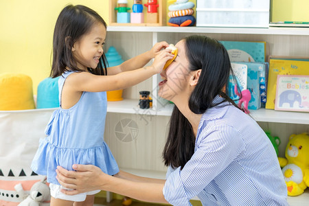 妈妈和女儿在家玩游戏图片