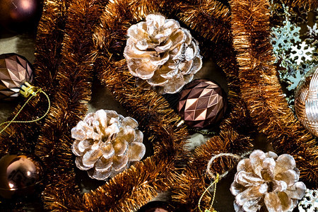 家圣诞装饰在盒子中的圣诞节概念球松锥园林分支装饰品图片