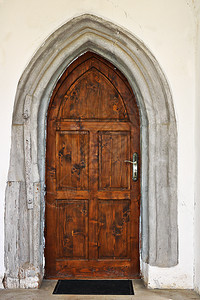 欢迎处理传统的旧中世纪教堂入口处的木门图片