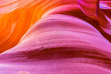 降低明亮的美国亚利桑那州Page附近纳瓦霍保留地的AntelopeCanyon岩石图片