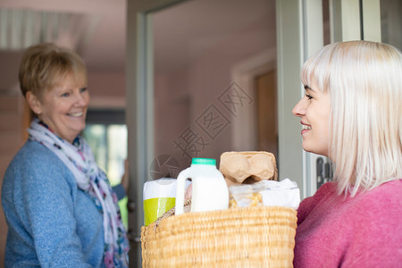 女邻居帮助高级妇女购物组织邻居白种人母亲杂货图片