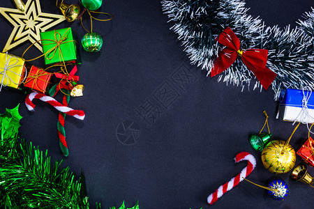 新年概念纸面背景上空的圣诞节庆装饰品最佳视图像新年概念的问候树图片