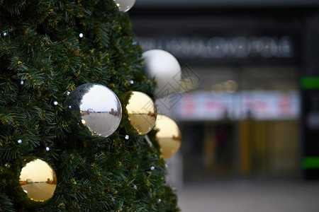 圣诞树上的闪亮装饰球图片
