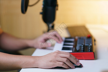 体积为了使用鼠手和声音混合控制台机架设备用于音乐工作室电脑图片