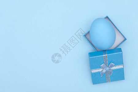 漂亮的可爱蓝色背景鸡蛋罐最小和东部概念有复制写空间贝壳图片