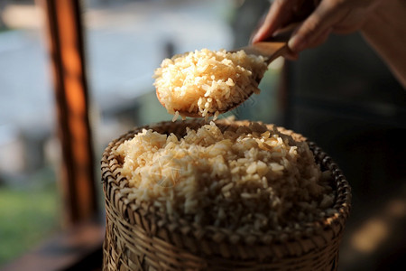 素食主义者所有的紧贴上威克篮子的有机煮褐大米自然图片